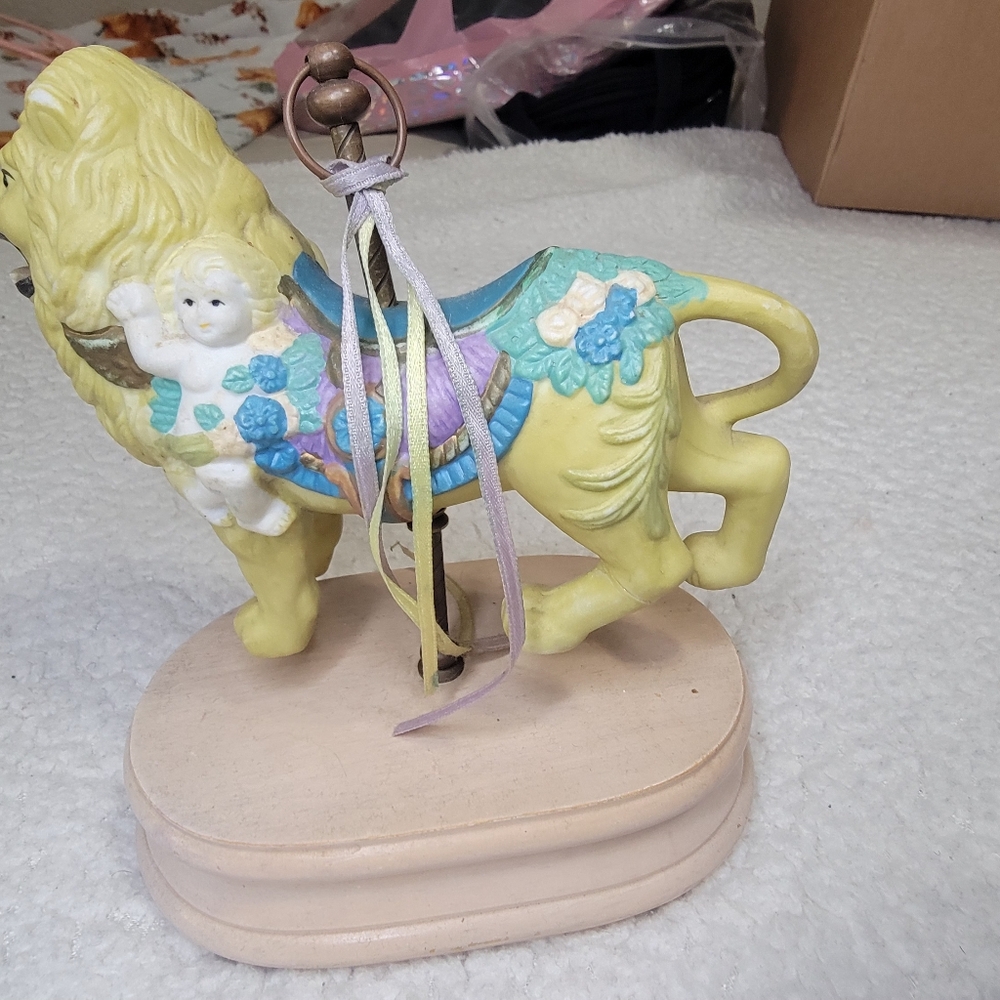 Vintage Lion Carousel (Music Box) - Picture 3 of 3